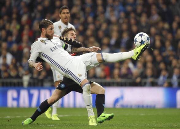 Fußball, CL, Real Madrid - SSC Neapel Real Madrid s Spanish defender Sergio Ramos in action against a Napoli player during their UEFA Champions League round of 16 first leg match at Santiago Bernabeu stadium in Madrid, Spain, 15 February 2017. REAL MADRID VS. NAPOLI !ACHTUNG: NUR REDAKTIONELLE NUTZUNG!  Copyright: xJuanJoxMartinx MAD002 20170215-636227936966097398