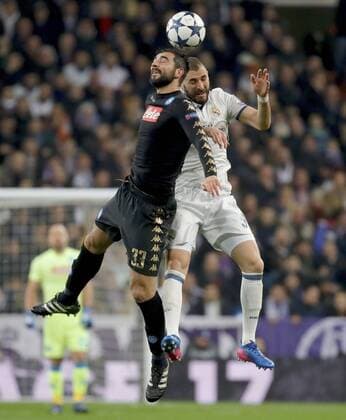 Fußball, CL, Real Madrid - SSC Neapel Real Madrid s French striker Karim Benzema (R) goes for a header against Napoli s Spanish defender Raul Albiol during their UEFA Champions League round of 16 first leg match at Santiago Bernabeu stadium in Madrid, Spain, 15 February 2017. REAL MADRID VS. NAPOLI !ACHTUNG: NUR REDAKTIONELLE NUTZUNG!  Copyright: xJuanJoxMartinx MAD002 20170215-636227936990434802