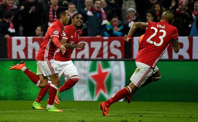 15.02.2017, xjhx, Fussball Champions League, FC Bayern Muenchen - Arsenal London, emspor, v.l. Thiago Alcantara (FC Bayern Muenchen) Torjubel, Goal celebration, celebrate the goal zum 4:1 Muenchen