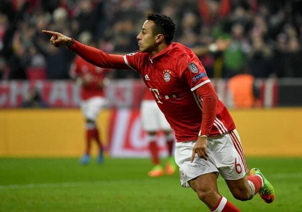 15.02.2017, xjhx, Fussball Champions League, FC Bayern Muenchen - Arsenal London, emspor, v.l. Thiago Alcantara (FC Bayern Muenchen) Torjubel, Goal celebration, celebrate the goal zum 3:1 Muenchen