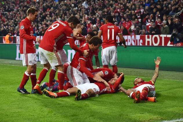 15.02.2017, Fussball, UEFA Champions League, Saison 2016 2017, Achtelfinale, FC Bayern Muenchen - Arsenal London, Bayern Jubeltraube mit Thiago Alcantara (Bayern Muenchen), 2. v.re., nach dem 4:1