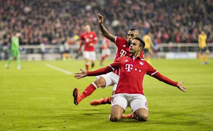 München, 15.02.2017 Torjubel: Thiago (FCB), Arturo Vidal (FCB) Bayern München - Arsenal London