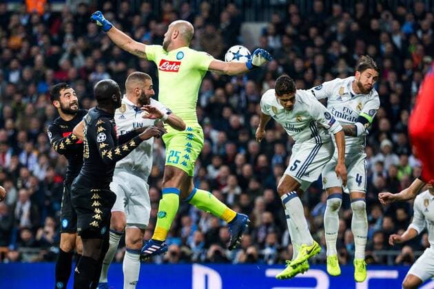 Fußball, CL, Real Madrid - SSC Neapel Jose Manuel Reina, Raul Albiol competes for the ball with Raphael Varane and Kleper Lima Ferreira Pepe during the match of Champions League between Real Madrid and SSC Napoli at Santiago Bernabeu Stadium in Madrid, Spain. February 15, 2017.  (20170215039)