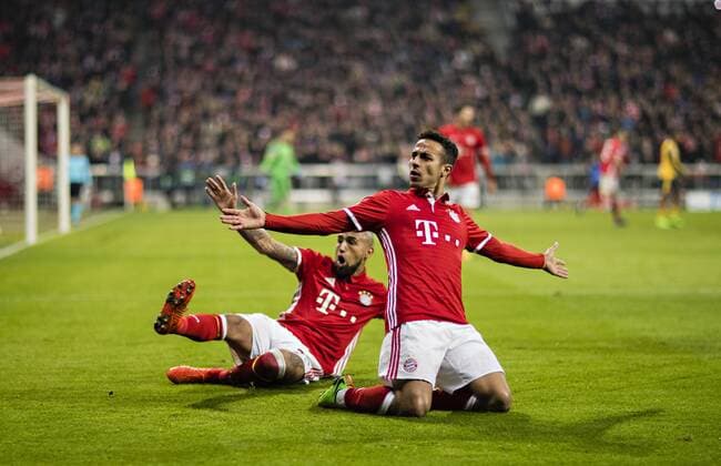 München, 15.02.2017 Torjubel: Thiago (FCB), Arturo Vidal (FCB) Bayern München - Arsenal London