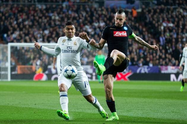 Fußball, CL, Real Madrid - SSC Neapel Carlos Henrique Casemiro of Real Madrid competes for the ball with Marek Hamsik of SSC Napoli during the match of Champions League between Real Madrid and SSC Napoli at Santiago Bernabeu Stadium in Madrid, Spain. February 15, 2017.  (20170215011)