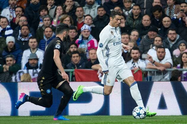 Fußball, CL, Real Madrid - SSC Neapel Lorenzo Insigne of SSC Napoli competes for the ball with Cristiano Ronaldo of Real Madrid during the match of Champions League between Real Madrid and SSC Napoli at Santiago Bernabeu Stadium in Madrid, Spain. February 15, 2017.  (20170215012)