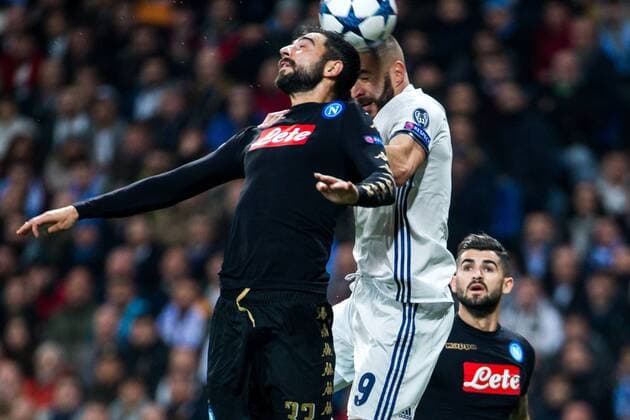 Fußball, CL, Real Madrid - SSC Neapel Raul Albiol of SSC Napoli competes for the ball with Karim Benzema of Real Madrid during the match of Champions League between Real Madrid and SSC Napoli at Santiago Bernabeu Stadium in Madrid, Spain. February 15, 2017.  (20170215028)