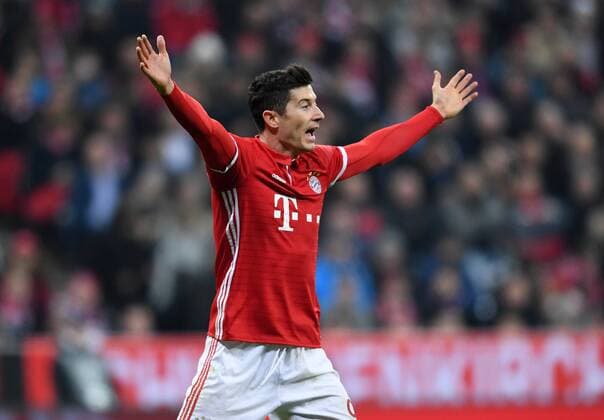 FUSSBALL CHAMPIONS LEAGUE SAISON 2016 2017 ACHTELFINALE HINSPIEL FC Bayern Muenchen - Arsenal London 15.02.2017 Emotional: Robert Lewandowski (FC Bayern Muenchen) 