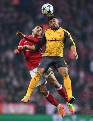 Bilder des Tages - SPORT FUSSBALL CHAMPIONS LEAGUE SAISON 2016 2017 ACHTELFINALE HINSPIEL FC Bayern Muenchen - Arsenal London 15.02.2017 Thiago Alcantara (li, FC Bayern Muenchen) gegen Alex Oxlade-Chamberlain (re, Arsenal) 