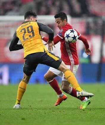 FUSSBALL CHAMPIONS LEAGUE SAISON 2016 2017 ACHTELFINALE HINSPIEL FC Bayern Muenchen - Arsenal London 15.02.2017 Granit Xhaka (li, Arsenal) gegen Thiago Alcantara (re, FC Bayern Muenchen) 