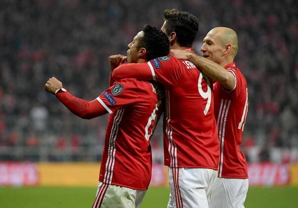 15.02.2017, xjhx, Fussball Champions League, FC Bayern Muenchen - Arsenal London, emspor, v.l.Thiago Alcantara (FC Bayern Muenchen), Robert Lewandowski (FC Bayern Muenchen), Arjen Robben (FC Bayern Muenchen) Torjubel, Goal celebration, celebrate the goal zum 3:1 Muenchen