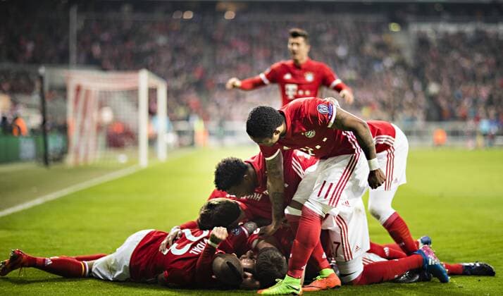 Themen der Woche - Sport Bilder des Tages - SPORT München, 15.02.2017 Torjubel um Thiago (FCB) - Arturo Vidal (FCB), David Alaba (FCB), Douglas Costa (FCB) Bayern München - Arsenal London