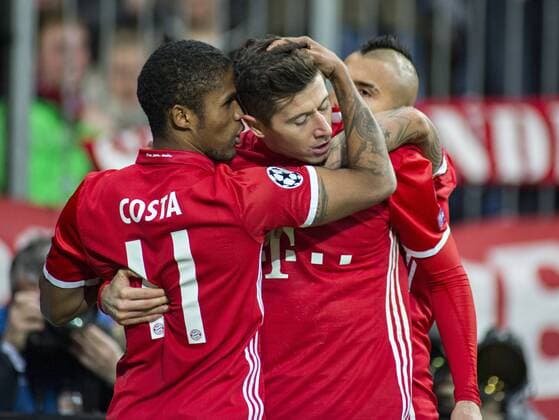 Torjubel Bayern: Douglas Costa (Bayern), Robert Lewandowski (Bayern) 15.02.2017, München, FC Bayern München vs. Arsenal Â