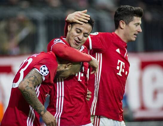 Torjubel Bayern: Arturo Vidal (Bayern), Thiago Alcantara (Bayern), Robert Lewandowski (Bayern) 15.02.2017, München, FC Bayern München vs. Arsenal Â