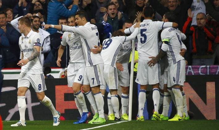 Fußball, CL, Real Madrid - SSC Neapel 3:1 Real Madrid s players jubilate the second against Napoli during their UEFA Champions League round of 16 first leg match at Santiago Bernabeu stadium in Madrid, Spain, 15 February 2017. REAL MADRID VS. NAPOLI !ACHTUNG: NUR REDAKTIONELLE NUTZUNG!  Copyright: xJ.P.xGandulx MAD002 20170215-636227944218009596