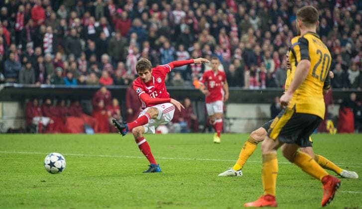 Tor zum 5-1: Torschuetze Thomas Mueller (BAY) erzielt den Treffer. Fussball international: UEFA Championsleague Saison 2016 2017, Achtelfinale Hinspiel: FC Bayern Muenchen - FC Arsenal London in Muenchen, Deutschland am 15.02.2017,