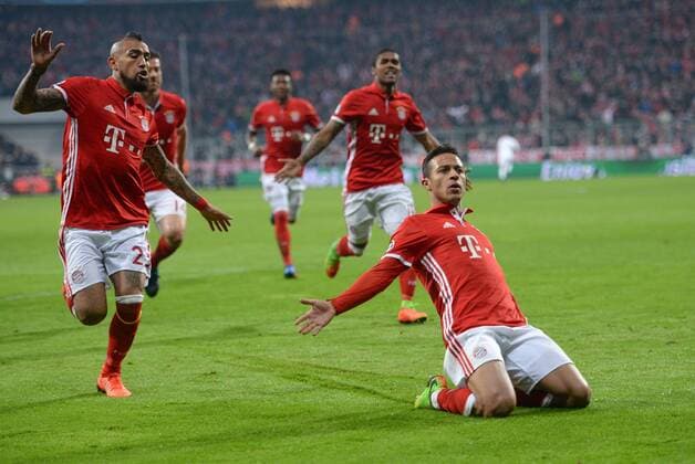FUSSBALL CHAMPIONS LEAGUE SAISON 2016 2017 ACHTELFINALE HINSPIEL FC Bayern Muenchen - Arsenal London 15.02.2017 Torjubel: Arturo Vidal und Thiago Alcantara (v.l., beide FC Bayern Muenchen) 