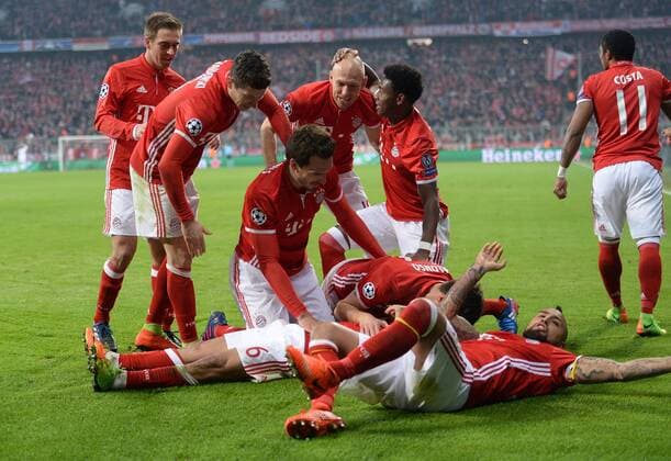 FUSSBALL CHAMPIONS LEAGUE SAISON 2016 2017 ACHTELFINALE HINSPIEL FC Bayern Muenchen - Arsenal London 15.02.2017 Torjubel: Torjubel um Thiago Alcantara (am Boden, FC Bayern Muenchen) 