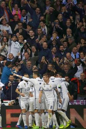 Fußball, CL, Real Madrid - SSC Neapel Real Madrid s players jubilate the third goal against Napoli by Carlos Henrique Casemiro during their UEFA Champions League round of 16 first leg match at Santiago Bernabeu stadium in Madrid, Spain, 15 February 2017. REAL MADRID VS. NAPOLI !ACHTUNG: NUR REDAKTIONELLE NUTZUNG!  Copyright: xJ.P.xGandulx MAD002 20170215-636227948022348189