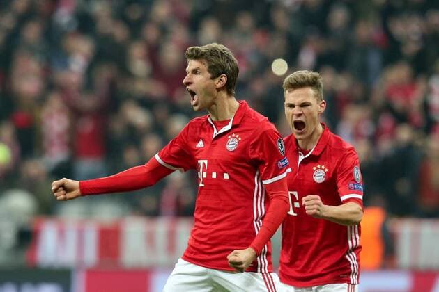 Thomas Mueller (FC Bayern Muenchen 25) Joshua Kimmich (FC Bayern Muenchen 32) nach dem 5:1, FC Bayern Muenchen - Arsenal FC, UEFA Champions League, Achtelfinale, Fussball, 15.02.2017, Muenchen Copyright: xLangerx xEibner-Pressefotox EP_HLR