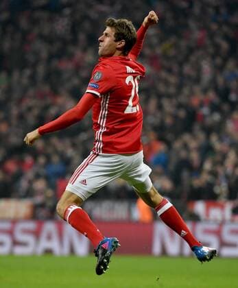 15.02.2017, xjhx, Fussball Champions League, FC Bayern Muenchen - Arsenal London, emspor, v.l. Thomas Mueller (FC Bayern Muenchen) Torjubel, Goal celebration, celebrate the goal zum 5:1 Muenchen