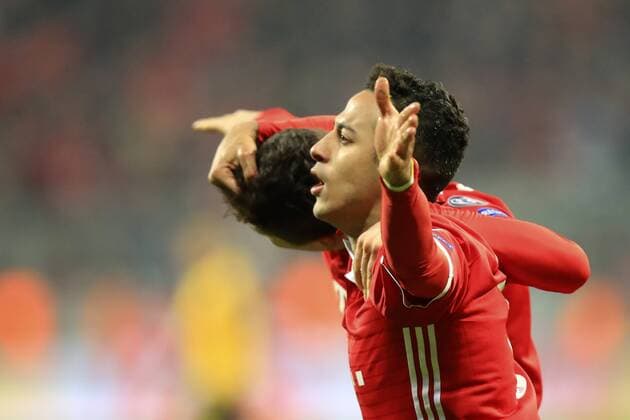 15.02.2017, Fussball Champions-League 2016 2017, Achtelfinale, FC Bayern München - FC Arsenal London, in der Allianz-Arena München. Torjubel v.li: Robert Lewandowski (FC Bayern München) und Thiago (FC Bayern München). 