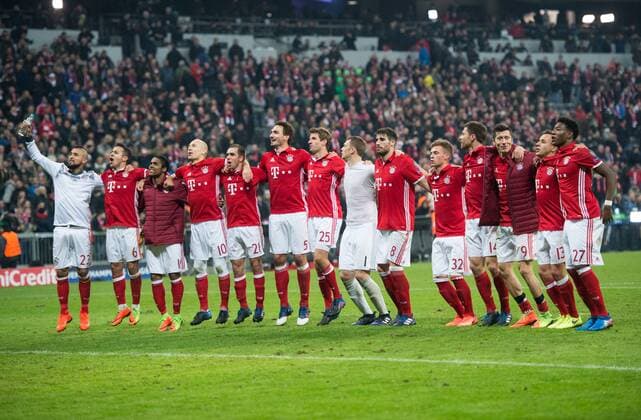 Nach dem Spiel: Die Spieler der Bayern feiern ihren 5-1 Sieg in der Fankurve gemeinsam. Fussball international: UEFA Championsleague Saison 2016 2017, Achtelfinale Hinspiel: FC Bayern Muenchen - FC Arsenal London in Muenchen, Deutschland am 15.02.2017,