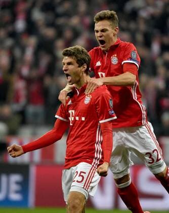 15.02.2017, xjhx, Fussball Champions League, FC Bayern Muenchen - Arsenal London, emspor, v.l. Thomas Mueller (FC Bayern Muenchen), Joshua Kimmich (FC Bayern Muenchen) Torjubel, Goal celebration, celebrate the goal zum 5:1 Muenchen
