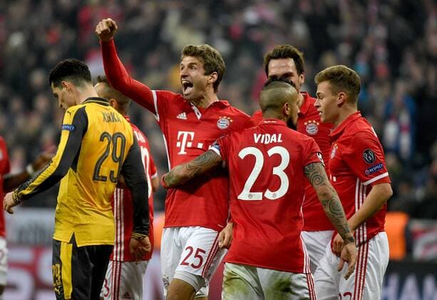 15.02.2017, xjhx, Fussball Champions League, FC Bayern Muenchen - Arsenal London, emspor, v.l. Thomas Mueller (FC Bayern Muenchen), Arturo Vidal (FC Bayern Muenchen) Torjubel, Goal celebration, celebrate the goal zum 5:1 Muenchen