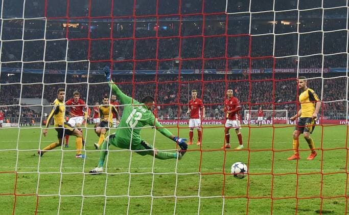 15.02.2017, Fussball, UEFA Champions League, Saison 2016 2017, Achtelfinale, FC Bayern Muenchen - Arsenal London, Thomas Mueller, Thomas Müller (Bayern Muenchen), hinten 2. v.li., erzielt das Tor zum 5:1