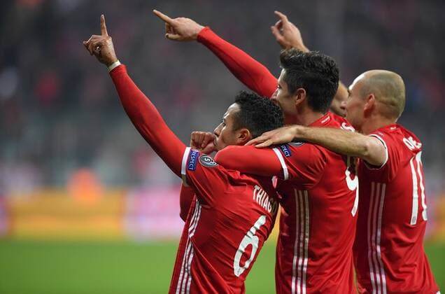 FUSSBALL CHAMPIONS LEAGUE SAISON 2016 2017 ACHTELFINALE HINSPIEL FC Bayern Muenchen - Arsenal London 15.02.2017 Torjubel: Thiago Alcantara, Robert Lewandowski und Arjen Robben (v.l., alle FC Bayern Muenchen) 