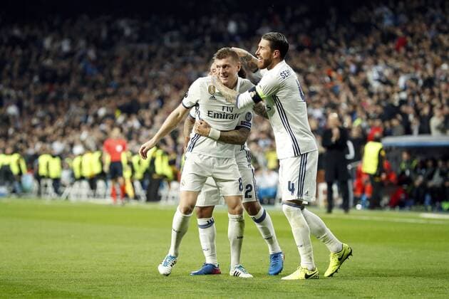 Fußball, CL, Real Madrid - SSC Neapel (L-R) Toni Kroos of Real Madrid, Marcelo of Real Madrid, Sergio Ramos of Real Madridduring the UEFA Champions League round of 16 match between Real Madrid and SSC Napoli on February 15, 2017 at the Santiago Bernabeu stadium in Madrid, Spain Real Madrid v SSC Napoli UEFA Champions League 2016 2017 xVIxxIVx 7126726