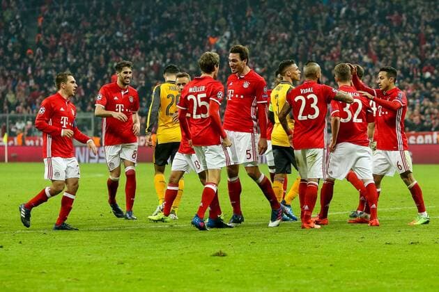 Muenchen, Deutschland 15.02.2016, UEFA Champions League - 2016 17 Season, Achtelfinale Hinspiel, FC Bayern Muenchen - Arsenal London FC, Tor zum 5:1 Torschuetze wird bejubelt ( DeFodi048