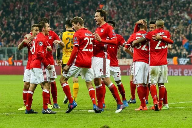 Muenchen, Deutschland 15.02.2016, UEFA Champions League - 2016 17 Season, Achtelfinale Hinspiel, FC Bayern Muenchen - Arsenal London FC, Tor zum 5:1 Torschuetze wird bejubelt ( DeFodi048