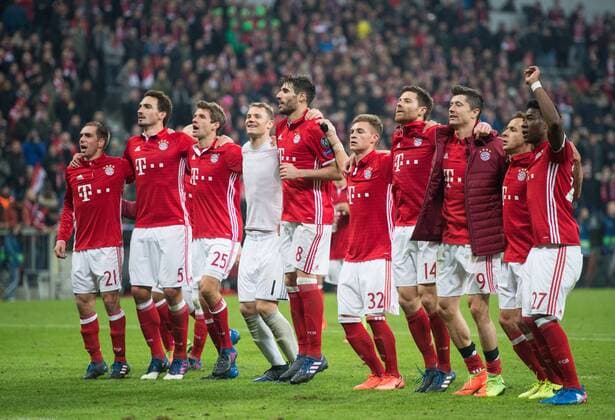 Nach dem Spiel: Die Spieler der Bayern feiern ihren 5-1 Sieg in der Fankurve gemeinsam. vl: Philipp Lahm, Mats Hummels, Thomas Mueller, Torwart Manuel Neuer, Javi Martinez, Joshua Kimmich, Xabi Alonso, Robert Lewandowski, RAFINHA und David Alaba (alleBAY). Fussball international: UEFA Championsleague Saison 2016 2017, Achtelfinale Hinspiel: FC Bayern Muenchen - FC Arsenal London in Muenchen, Deutschland am 15.02.2017,