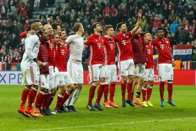 Muenchen, Deutschland 15.02.2016, UEFA Champions League - 2016 17 Season, Achtelfinale Hinspiel, FC Bayern Muenchen - Arsenal London FC, FC Bayern schlussjubel ( DeFodi048