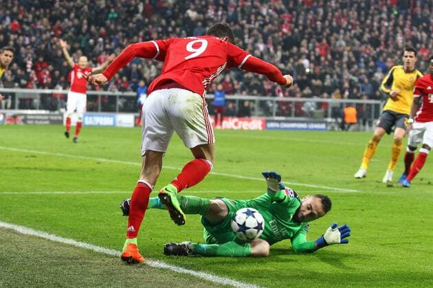 SOCCER - CL, Bayern vs Arsenal MUNICH,GERMANY,15.FEB.17 - SOCCER - UEFA Champions League, FC Bayern Muenchen vs FC Arsenal. Image shows Robert Lewandowski (Bayern) and David Ospina (Arsenal). GEPAxpictures xFelixxRoittner