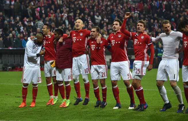 15.02.2017, Fussball, UEFA Champions League, Saison 2016 2017, Achtelfinale, FC Bayern Muenchen - Arsenal London, Bayerns Spieler feiern den Sieg, mit Thomas Mueller, Thomas Müller (Bayern Muenchen), 2. v.re.