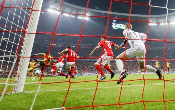 Alexis SANCHEZ, Arsenal 7 Torschuss, schiesst das Tor zum 1-1 FC BAYERN MUENCHEN - FC ARSENAL Achtelfinale, Fussball UEFA Champions League, Muenchen, 15.02.2017 CL Saison 2016 2017, FCB