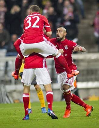 Torjubel Bayern: Joshua Kimmich (Bayern) springt auf Thomas Müller (Bayern), Arturo Vidal (Bayern) 15.02.2017, München, FC Bayern München vs. Arsenal Â