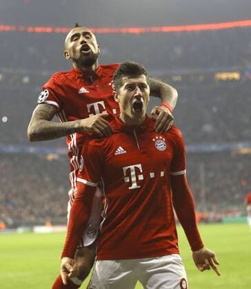 Foto: Torjubel der Bayern-Spieler nach dem 3 . Tor , Robert Lewandowski , er feiert mit Arturo Vidal Fussball - Championsleague am Mi. 15.02.2017 Achtelfinale, Bayern München - Arsenal London