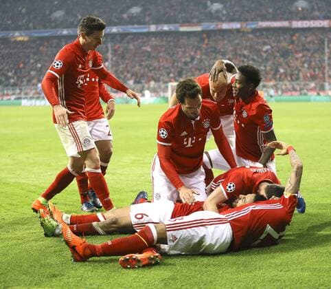 Foto: jubelnde Bayern - Spieler nach dem 4. Treffer , Arturo Vidal am Boden vorne mit Robben , Hummels , Alaba und Costa Fussball - Championsleague am Mi. 15.02.2017 Achtelfinale, Bayern München - Arsenal London 5 - 1