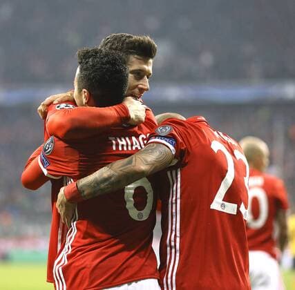 Foto: jubelnde Bayern - Spieler nach dem 4. Treffer , Thiago in den Armen von Lewandowski und Vidal Fussball - Championsleague am Mi. 15.02.2017 Achtelfinale, Bayern München - Arsenal London 5 - 1