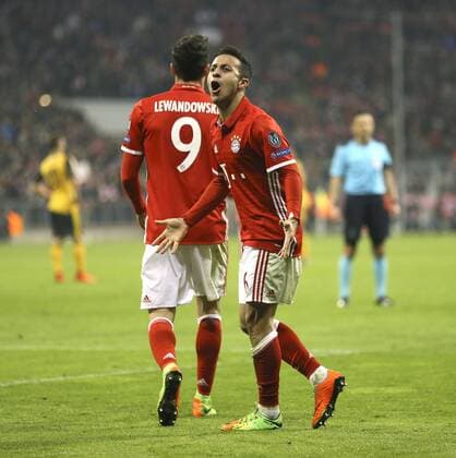 Foto: jubelnde Bayern - Spieler nach dem 4. Treffer , Robert Lewandowski und Thiago Fussball - Championsleague am Mi. 15.02.2017 Achtelfinale, Bayern München - Arsenal London 5 - 1