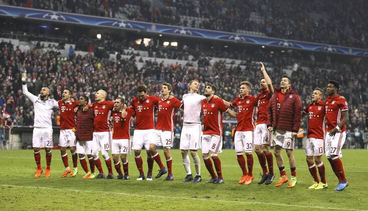 Foto: jubelnde Bayern - Spieler nach dem 4. Treffer , La Ola Welle für die Fans Fussball - Championsleague am Mi. 15.02.2017 Achtelfinale, Bayern München - Arsenal London 5 - 1