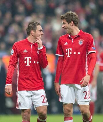 Freude nach dem Spiel: Philipp Lahm und Thomas Mueller (vl beideBAY) Fussball international: UEFA Championsleague Saison 2016 2017, Achtelfinale Hinspiel: FC Bayern Muenchen - FC Arsenal London in Muenchen, Deutschland am 15.02.2017,