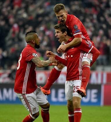 15.02.2017, xjhx, Fussball Champions League, FC Bayern Muenchen - Arsenal London, emspor, v.l. Arturo Vidal (FC Bayern Muenchen), Thomas Mueller (FC Bayern Muenchen), Joshua Kimmich (FC Bayern Muenchen) Torjubel, Goal celebration, celebrate the goal zum 5:1 Muenchen