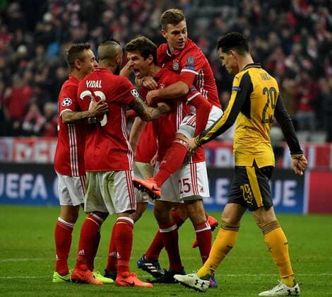 15.02.2017, xjhx, Fussball Champions League, FC Bayern Muenchen - Arsenal London, emspor, v.l. Arturo Vidal (FC Bayern Muenchen), Thomas Mueller (FC Bayern Muenchen), Joshua Kimmich (FC Bayern Muenchen) Torjubel, Goal celebration, celebrate the goal zum 5:1 Muenchen