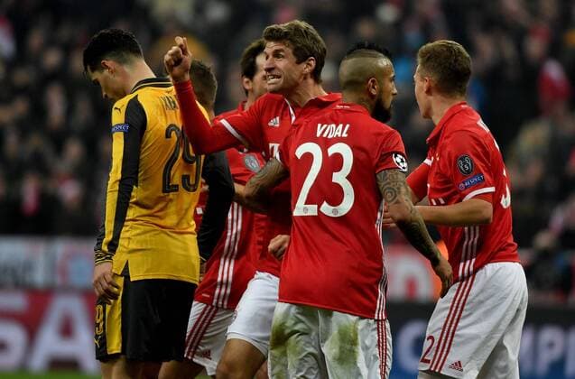 15.02.2017, xjhx, Fussball Champions League, FC Bayern Muenchen - Arsenal London, emspor, v.l. Thomas Mueller (FC Bayern Muenchen), Arturo Vidal (FC Bayern Muenchen) Torjubel, Goal celebration, celebrate the goal zum 5:1 Muenchen