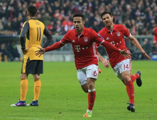15.02.2017, CL, FC Bayern vs Arsenal, Allianz Arena Muenchen Fussball, im Bild: 4:1 Jubel Thiago (FCB) und Xabi Alonso (FCB), lks Mesut Oezil (Arsenal FC) kann es nicht fassen